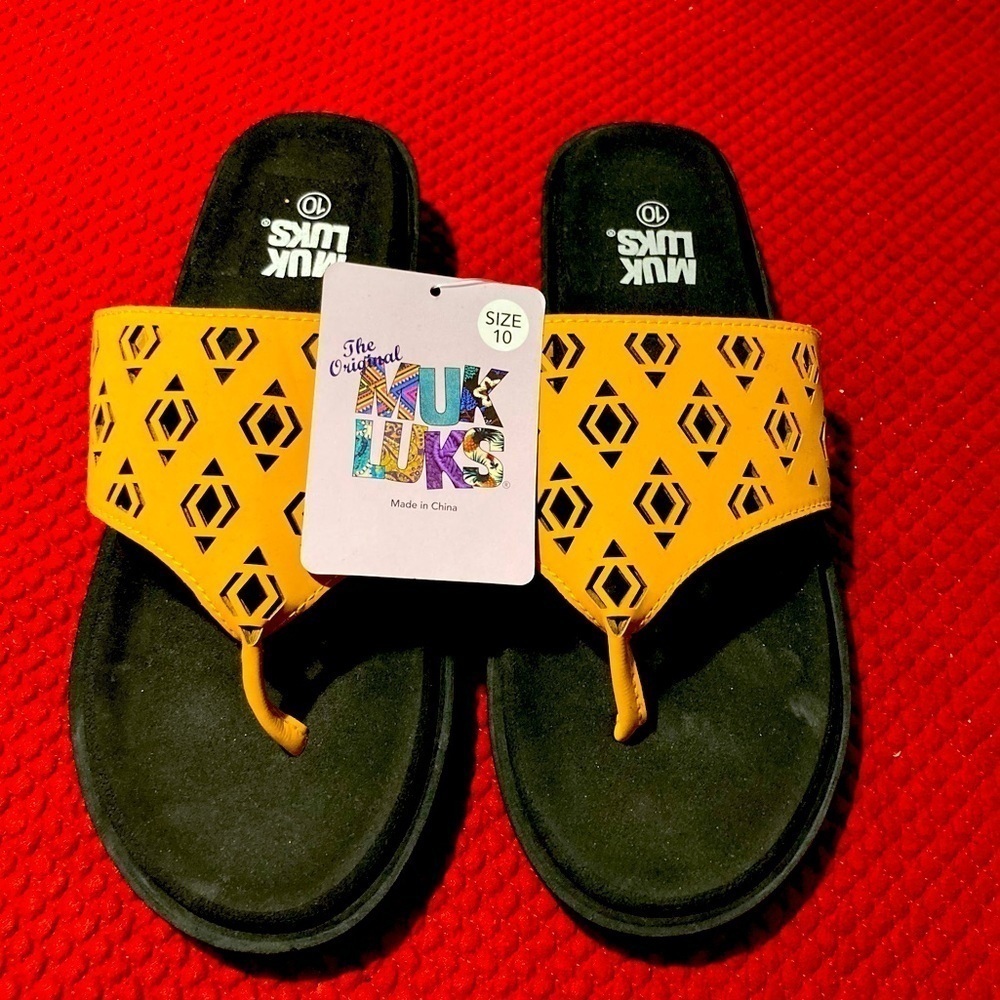 MUK LUKS Sz 10 Laser Cut  Outs Aztec Inspired Yellow Slip On 1.5” Platforms